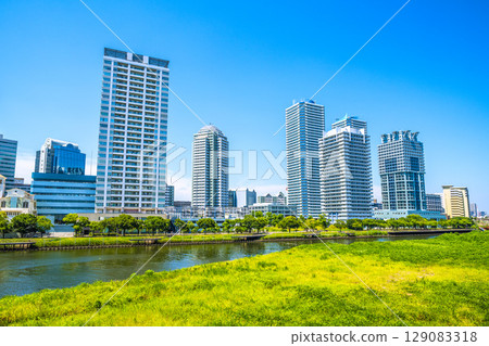 日本橫濱城市景觀，俯瞰橫濱河畔的塔樓公寓大樓 129083318
