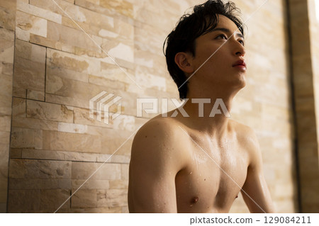 Sauna man 129084211