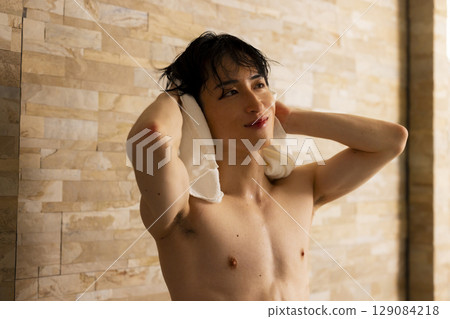 Men doing push-ups 129084218