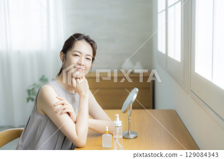 關注皮膚問題的中年女性 129084343