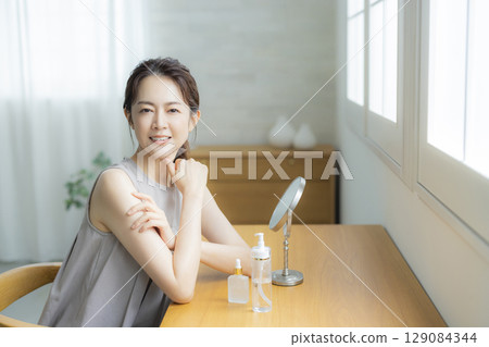 Middle-aged women who are concerned about their skin 129084344