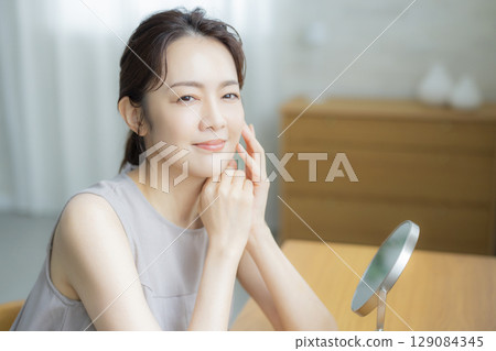 Middle-aged women who are concerned about their skin 129084345