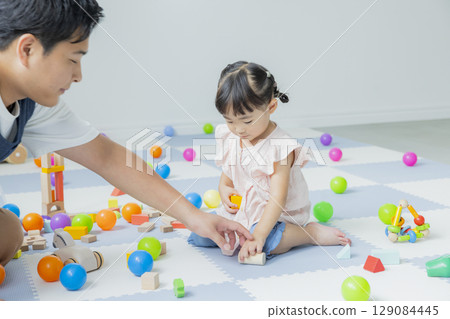 Children playing indoors 129084445