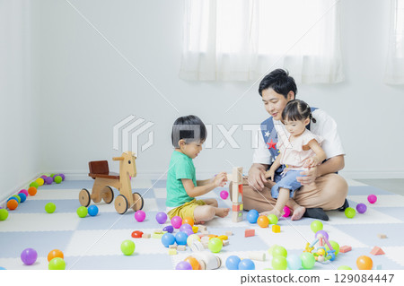 孩子們在室內玩 孩子們在室內玩 129084447