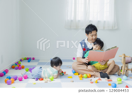 孩子們在室內玩 129084453