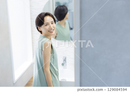 一位女士在浴室裡做皮膚護理 一位女士在浴室裡做皮膚護理 129084594