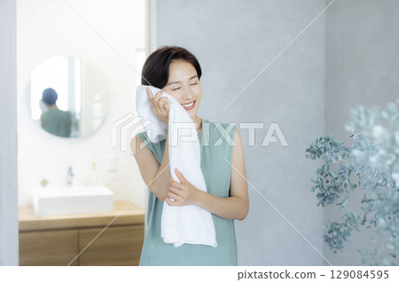 一位女士在浴室裡做皮膚護理 129084595