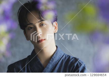 穿著浴衣的年輕人 穿著浴衣的年輕人 129084654