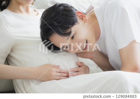 孕婦和丈夫在客廳裡 孕婦和丈夫在客廳裡 129084883