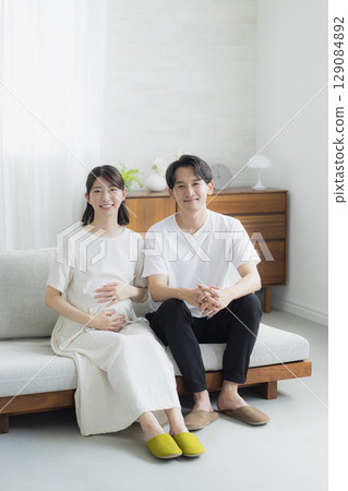 孕婦和丈夫在客廳裡 129084892