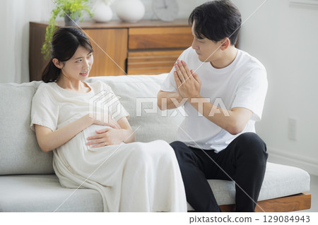 客廳裡的孕婦 129084943