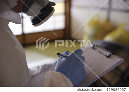 垃圾場清理現場身穿防護衣的工人 129084967