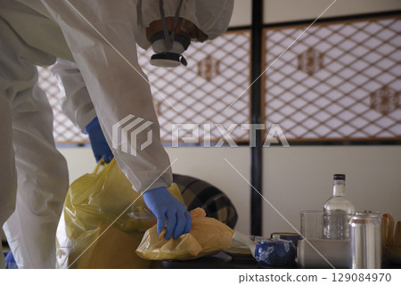 垃圾場清理現場身穿防護衣的工人 垃圾場清理現場身穿防護衣的工人 129084970
