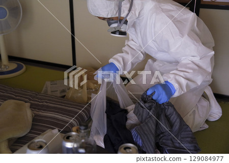 垃圾場清理現場身穿防護衣的工人 垃圾場清理現場身穿防護衣的工人 129084977