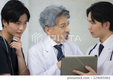 穿手術服的男醫生和護士 穿手術服的男醫生和護士 129085062