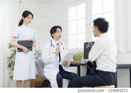 Doctors examining patients 129085072