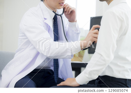 Doctors examining patients Doctors examining patients 129085074