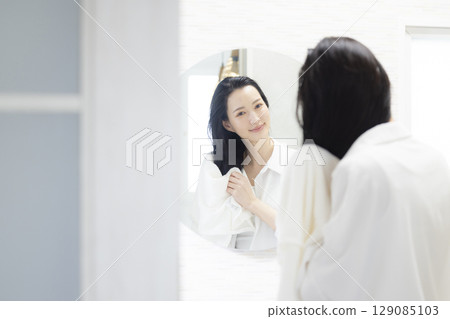 Women who do hair care Women who do hair care 129085103