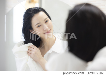 Women who do hair care Women who do hair care 129085107
