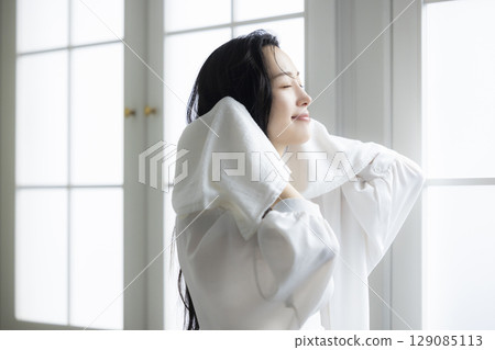 做頭髮護理的女性 129085113