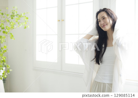 做頭髮護理的女性 129085114