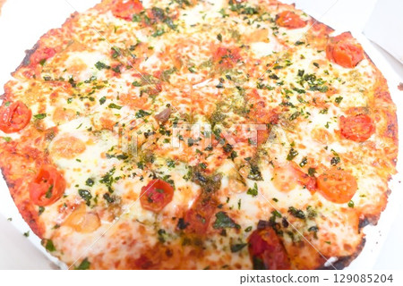 融化的起司、櫻桃番茄和羅勒披薩 129085204