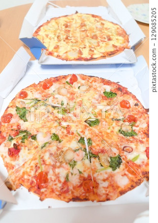 融化的起司、馬鈴薯披薩和櫻桃番茄披薩 129085205
