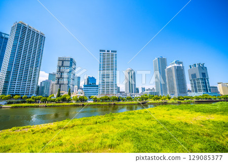 日本橫濱城市景觀，俯瞰橫濱河畔的塔樓公寓大樓 129085377