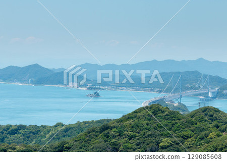 從淡路島看鳴門海峽和大鳴門大橋 129085608