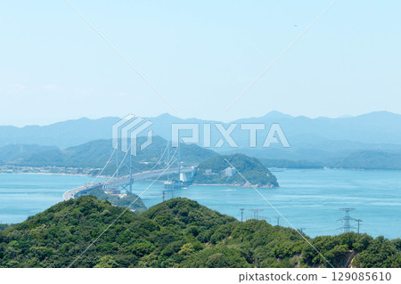 從淡路島看鳴門海峽和大鳴門大橋 129085610