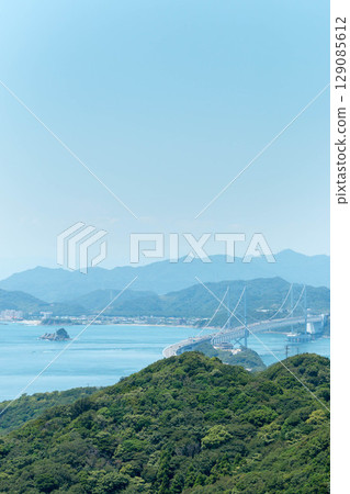 從淡路島看鳴門海峽和大鳴門大橋 129085612