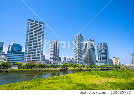 日本橫濱城市景觀,俯瞰橫濱河畔的塔樓公寓大樓 日本橫濱城市景觀,俯瞰橫濱河畔的塔樓公寓大樓 129085737
