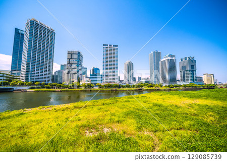 日本橫濱城市景觀，俯瞰橫濱河畔的塔樓公寓大樓 129085739