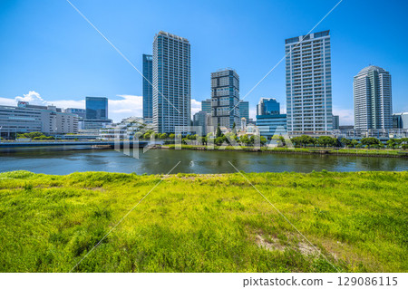 日本橫濱的城市景觀，包括橫濱站（圖片左側）、JR橫濱塔和河畔塔樓公寓大樓。 129086115