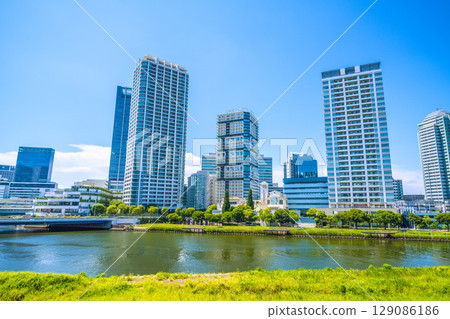 日本橫濱的城市景觀，包括橫濱站（左）、JR橫濱塔和河畔塔樓公寓大樓。 129086186