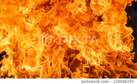 戰爭、戰爭、森林大火等影像。熊熊烈火和閃爍火焰的紋理 129086283