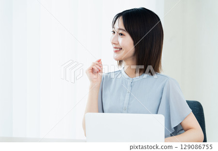 Woman using a laptop 129086755