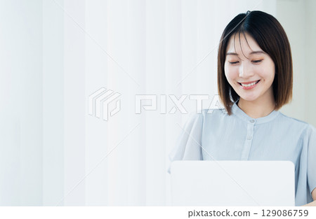 Woman using a laptop 129086759