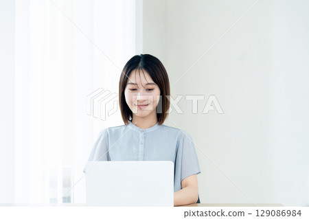 使用一台筆記本電腦的女人 129086984