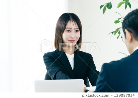 做生意的女商人 129087034