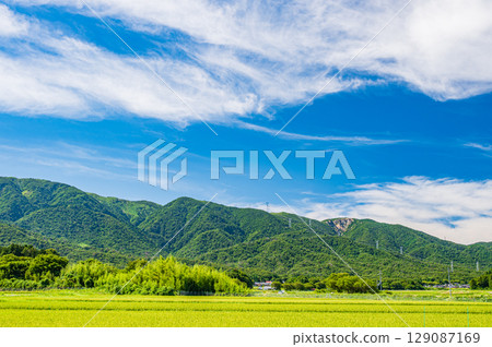 從滋賀縣高島市牧野町的鄉村眺望赤坂山 從滋賀縣高島市牧野町的鄉村眺望赤坂山 129087169