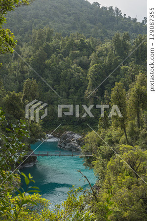 紐西蘭西海岸霍基蒂卡峽谷河上的一座吊橋 紐西蘭西海岸霍基蒂卡峽谷河上的一座吊橋 129087355