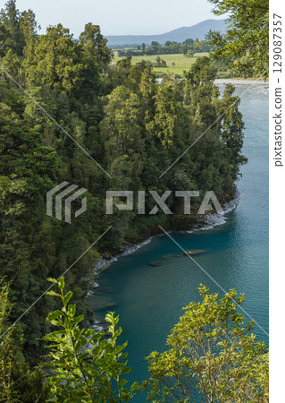 流經紐西蘭西岸霍基蒂卡峽谷的碧綠河流 129087357