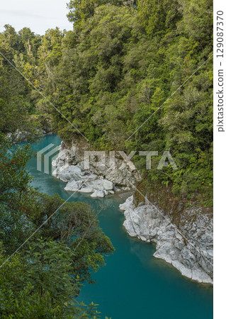 流經紐西蘭西岸霍基蒂卡峽谷的碧綠河流 129087370