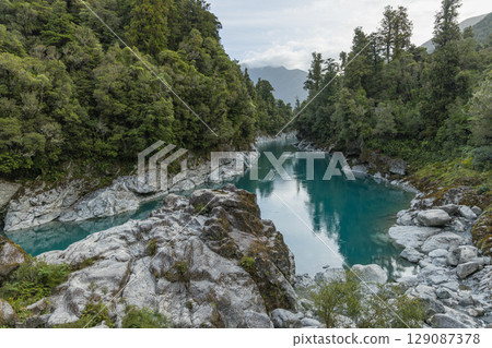 流經紐西蘭西岸霍基蒂卡峽谷的碧綠河流 流經紐西蘭西岸霍基蒂卡峽谷的碧綠河流 129087378