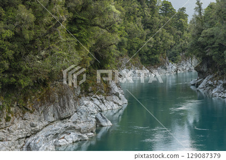 流經紐西蘭西岸霍基蒂卡峽谷的碧綠河流 流經紐西蘭西岸霍基蒂卡峽谷的碧綠河流 129087379