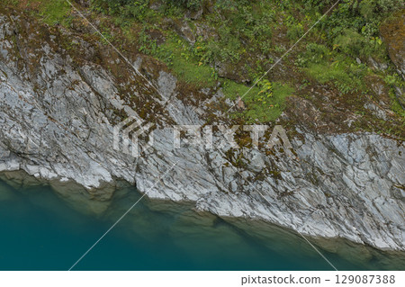 流經紐西蘭西岸霍基蒂卡峽谷的碧綠河流 129087388
