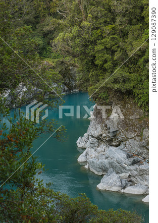 流經紐西蘭西岸霍基蒂卡峽谷的碧綠河流 129087390