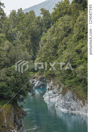 流經紐西蘭西岸霍基蒂卡峽谷的碧綠河流 129087395