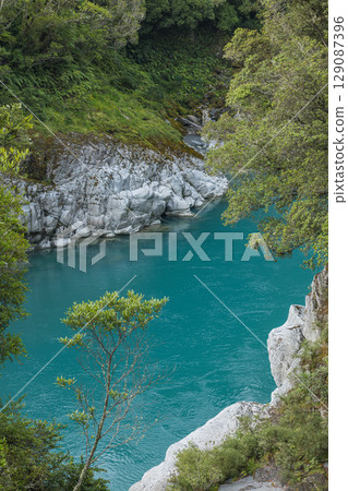 The turquoise river that flows through the Hokitika Gorge on New Zealand's West Coast 129087396